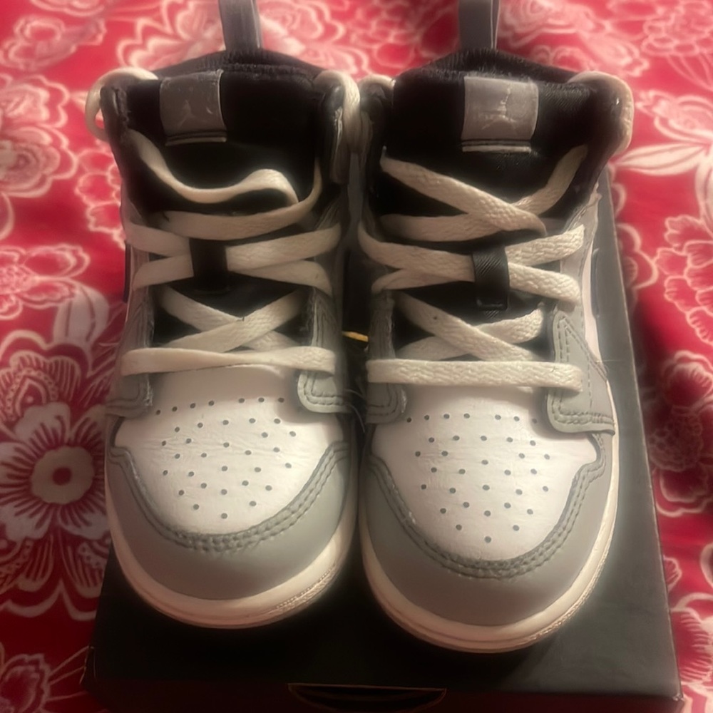 Used sneaker size 9c